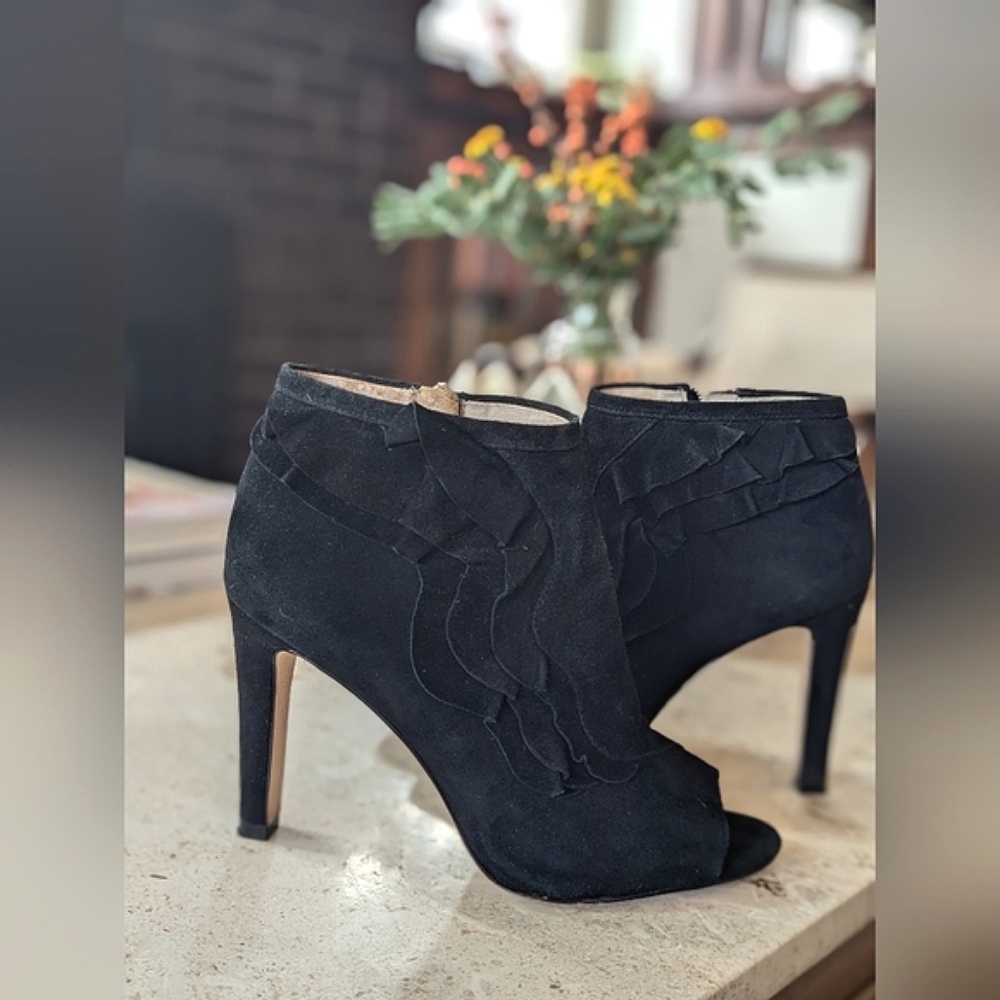 GUC 3.75" heel Louise et Cie black suede booties - lo-Haze style - Leather!